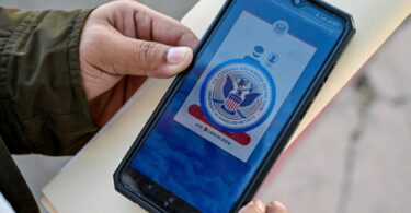 إدارة ترامب تهدف لجعل المهاجرين غير الموثقين يعودون طواعية إلى بلادهم من خلال حملة رسائل جديدة
