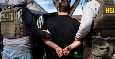 تصعيد ترامب لعمليات الترحيل يرفع الحاجة لمزيد من أماكن الاحتجاز