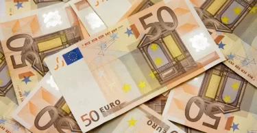 تقدم فرنسا 14,500 يورو للجزائريين