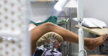 ختان النساء في السويد: الأطباء يقومون بعمليات تثبت عذرية النساء - راديو السويد باللغة العربية