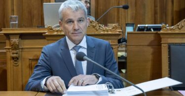 «سويسرا بحاجة إلى الهجرة»، يرد بيت يانس على المبادرة «لا سويسرا بـ 10 ملايين»