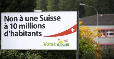 «لا لسويسرا بـ10 ملايين»: الحكومة الفيدرالية تت opposing