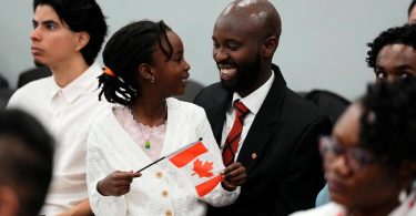 الهجرة تتراجع في الانتخابات بسبب ترامب والرسوم الجمركية