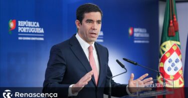 rewrite this title Governo AD defende revisão dos requisitos de atribuição da nacionalidade portuguesa in ARABIC