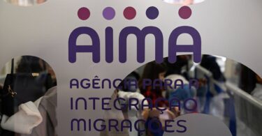 rewrite this title Número de imigrantes em Portugal deve chegar a 1,6 milhões in ARABIC