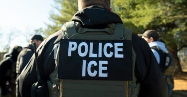 أكثر من 35 شخصًا arrested في حملة هجرة واسعة النطاق في مؤسسة في بيلينغهام