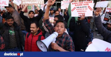 أكثر من مئة مهاجر يتظاهرون أمام AIMA - DNOTICIAS.PT
