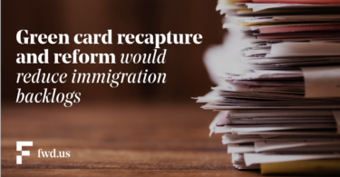 استعادة تأشيرات البطاقة الخضراء ستقلل من تراكمات الهجرة