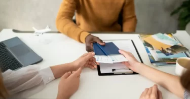 الأجانب مطالبون الآن بدفع رسوم إضافية لتأشيرات العمل في المملكة المتحدة اعتبارًا من 9 أبريل. التفاصيل هنا