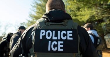 الشرطة ت arrest شخصين في محكمة ميلووكي