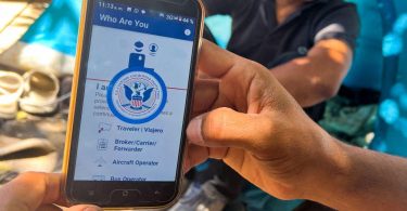 المهاجرون الذين دخلوا الولايات المتحدة عبر تطبيق CBP One في عهد بايدن يفقدون وضعهم القانوني ويُطلب منهم المغادرة "على الفور"