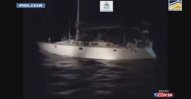 المهاجرون مُجبرون على دفع 10,000 دولار للوصول إلى إيطاليا
