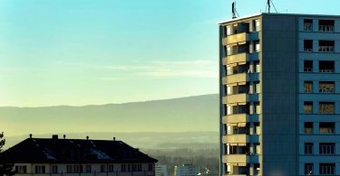 الهجرة في تزايد، والإسكان في انخفاض: سويسرا على حافة الأزمة