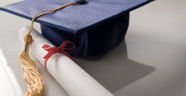 تجديد الحملة على تأشيرات الخريجين لتقليل الهجرة يثير جدلاً حكومياً