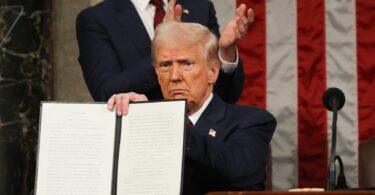 تضييق ترامب يحول المهاجرين من الوضع "الشرعي" إلى "غير الشرعي"