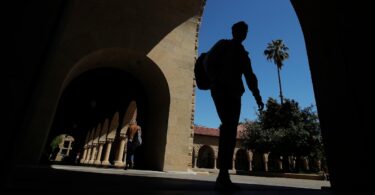 تم إلغاء تأشيرات أكثر من ٣٠ طالبًا وخريجًا من الجامعات في كاليفورنيا