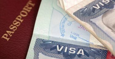 قناة رؤيا | السعودية توقف تأشيرات الزيارة لمجموعات محددة وتطبق شروطًا جديدة