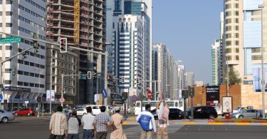كيف تدير الإمارات العربية المتحدة، التي تضم 90% من المهاجرين، مسألة الهجرة