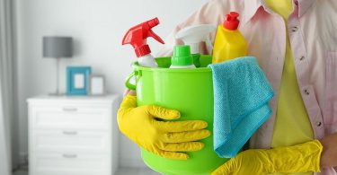 هل تحتاج إلى تسجيل عاملك المنزلي في نظام حماية الأجور في الإمارات؟