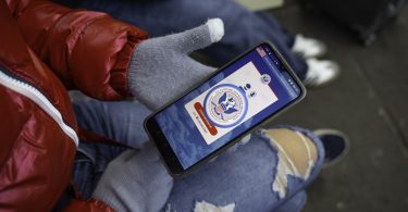 وزارة الأمن الداخلي تخبر المهاجرين الذين استخدموا CBP One بالمغادرة "فوراً": NPR