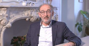 The title "Voor een draaiende economie kunnen we niet ..." can be translated to Arabic as:

"من أجل اقتصاد متحرك لا يمكننا ..."
