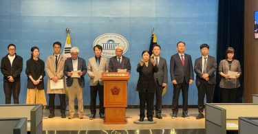 The title "이민은 출입국을 넘어 국가전략이다" can be translated into Arabic as:

"الهجرة تتجاوز حدود الدخول والخروج لتصبح استراتيجية وطنية"