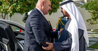 الإمارات ولبنان "يعملان على تخفيف قيود السفر"