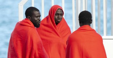 الحكومة تنوي تنظيم أوضاع المهاجرين الذين وصلوا إلى إسبانيا قبل عام 2025
