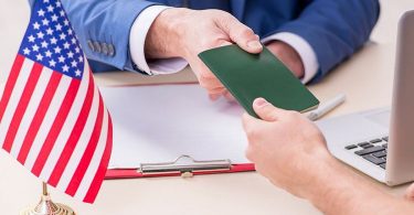 السفارة الأمريكية في الإمارات توقف مواعيد الفيزا ودفعات الرسوم لمدة أسبوعين في مايو