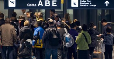 تدفق الهجرة: لماذا يغادر العديد من الأجانب سويسرا كل عام - rts.ch