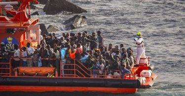 تقريبًا 28.000 قاصر مهاجر غير مصحوب دخلوا إلى إسبانيا حتى فبراير من هذا العام منذ عام 2018، وفقًا للحكومة.