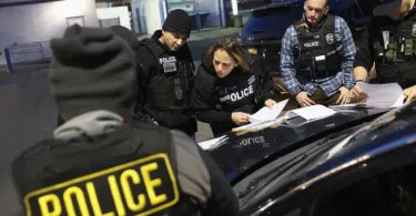 دعوى قضائية تتحدى سياسة مداهمات ترامب التابعة لهيئة ICE، مشيرة إلى أنشطة LAUSD