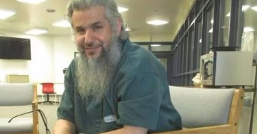 رجل سعودي يُفرج عنه بعد 19 عامًا في سجن أمريكي، ليتم ترحيله