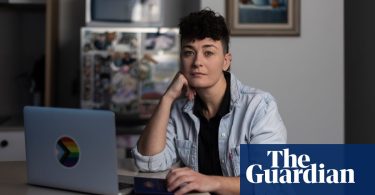 عنوان: "احتمال حقيقي جداً للاحتجاز": أستراليون من مجتمع LGBTQ+ يلغون سفرهم إلى الولايات المتحدة لمشاركة فخر العالم | الهجرة الأمريكية