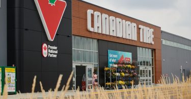أونتاريو تغرّم شركة توظيف تتقاضى رسوماً من العمال الأجانب مقابل التوظيف في متجر Canadian Tire
