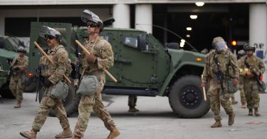 Guardia الوطنية التي أرسلها ترامب تصل إلى لوس أنجلوس لقمع الاحتجاجات على الهجرة