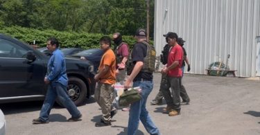 إجراءات إنفاذ القانون في مواقع العمل: تنفيذ عملية ضبط في شركة وايومنج فالي باليتس (Wyoming Valley Pallets Inc) بالتعاون مع خدمات الهجرة والجمارك في Philadelphia