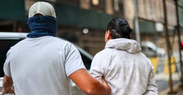 إدارة الهجرة والتجنس تعتقل رقمًا قياسيًا من المهاجرين في يوم واحد