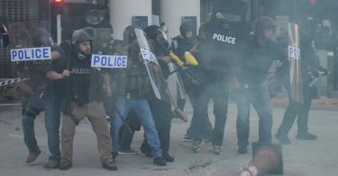 إلقاء القنابل الصوتية من قبل قوات ترامب على المتظاهرين خارج مداهمة الهجرة | أخبار الولايات المتحدة