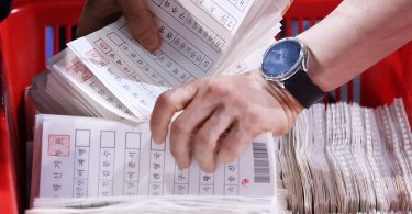 ارتفاع حجم البحث عن الهجرة... لماذا يحلم الناس بالهجرة بعد انتهاء الانتخابات؟