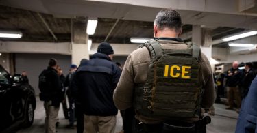 اعتقالات ICE تحت إدارة ترامب تتجاوز 100,000 مع توسيع المسؤولين لجهودهم العدوانية لاحتجاز المهاجرين