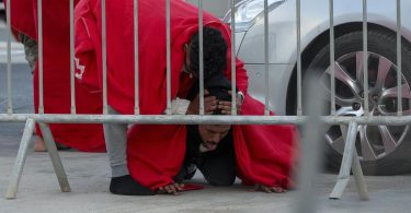 الحكومة تخفف المعايير للتسوية الجماعية المقبلة للمهاجرين