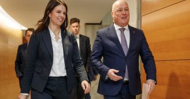 الحكومة تعلن عن تأشيرة جديدة تسمح بزيارة والدي المهاجرين إلى نيوزيلندا لمدة تصل إلى 10 سنوات