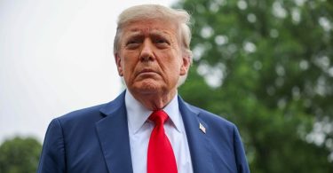 المحكمة العليا تسمح لإدارة ترامب باستئناف عمليات الترحيل إلى دول ثالثة دون إشعار في الوقت الحالي