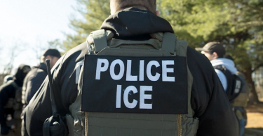 امرأة من تكساس تُعتقل بتهمة تهديد عميل ICE خلال تحقيق في الهجرة
