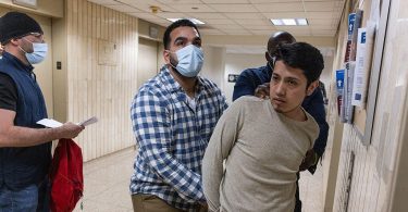 برنامج ترحيل ترامب ينال موافقة إيجابية وسط آراء متباينة حول نطاقه، استطلاع CBS News يظهر