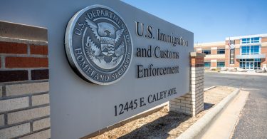 بوليس يأمر إدارة العمل بالولاية بتسليم المعلومات الشخصية بعد استدعاء من ICE، حسبما تدعي الدعوى القانونية