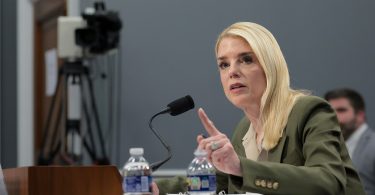 بوندي: وزارة العدل تراقب "عن كثب" النشاطات غير القانونية للمهاجرين الإيرانيين