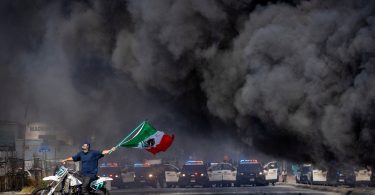 تصادم بين عملاء الهجرة الأمريكية والمتظاهرين بعد مداهمات في لوس أنجلوس، ترامب يقول إن الحكومة قد تتدخل بينما تتصاعد المشاهد المتوترة