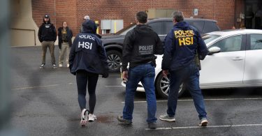 تصاعد الفوضى نتيجة crackdown على الهجرة بينما تروج ICE للاعتقالات